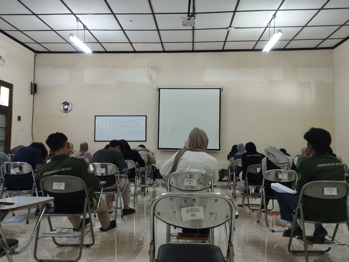 kunciselaras's tweet photo. tahan tawa 90 menit selama jaga ujian 😔🤚🏻 https://t.co/yOSm2iwXV2