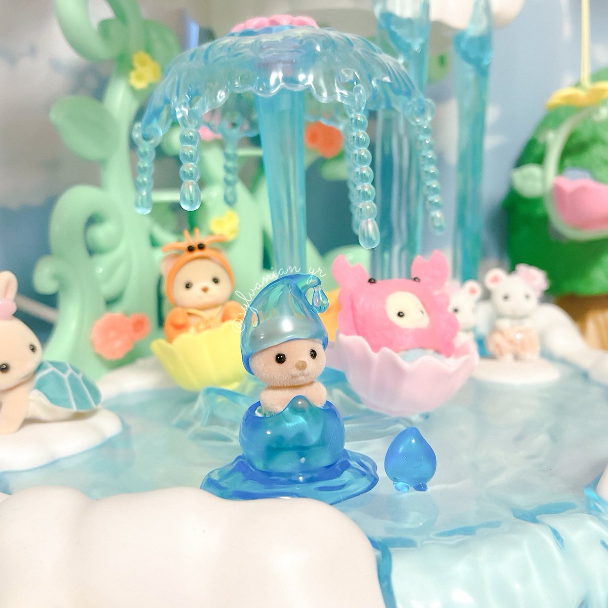sylvanian_yr's tweet photo. 私からもフェアリーキャッスル
おすすめします📢ˊ˗

それと我が家のしずくちゃんも
水面にいてもらってて親近感🦦💧✨

クリアなパーツに心奪われがち(心が平成女児のまま) https://t.co/2ALqZpLEZL