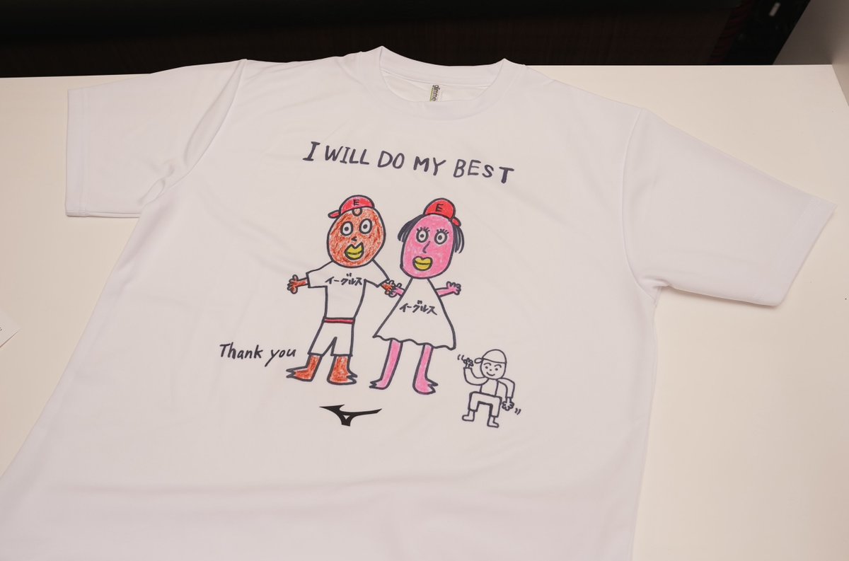 前田健太 投手が #楽天 入団会見 報道陣に「マエケン画伯」のTシャツを