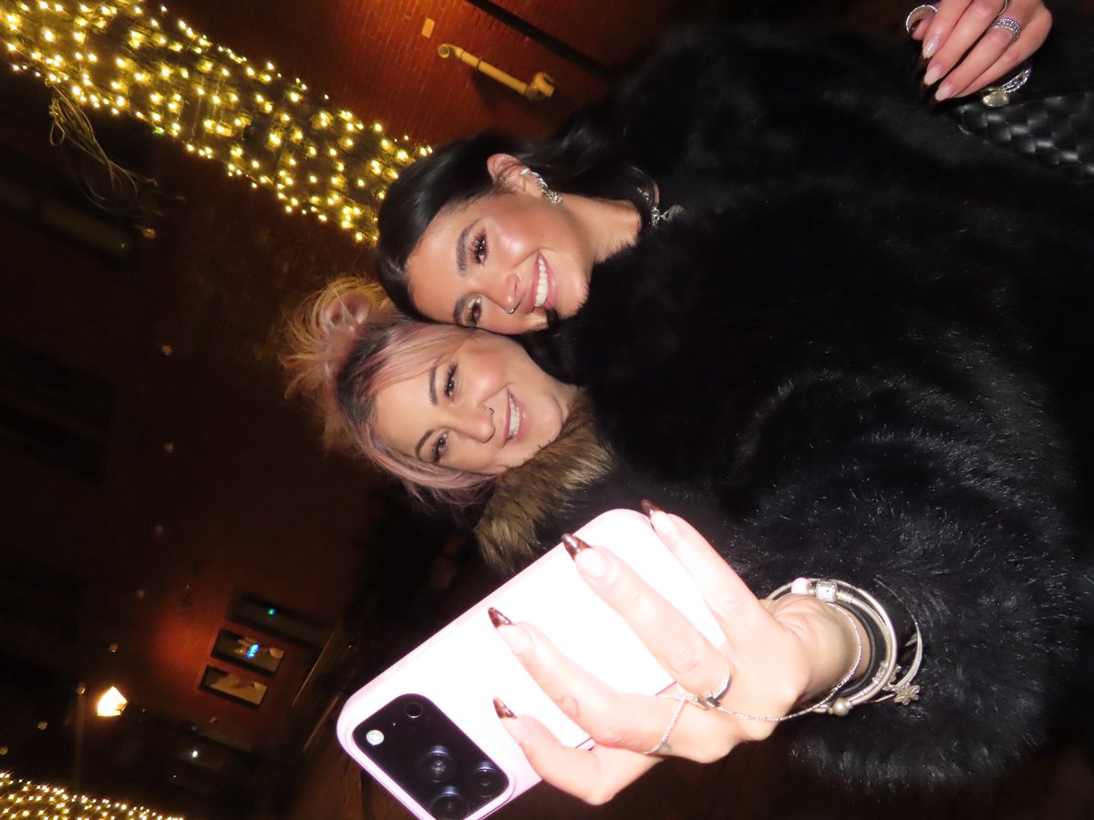 scream_it's tweet image. It’s absurd how scared I am of getting wrinkles and I always think my skin is a mess and my teeth aren’t white enough and I’m too fat. Then I see a picture like this with no filters at all. 
Heres me and meaghan. I’m 18 years older than her.