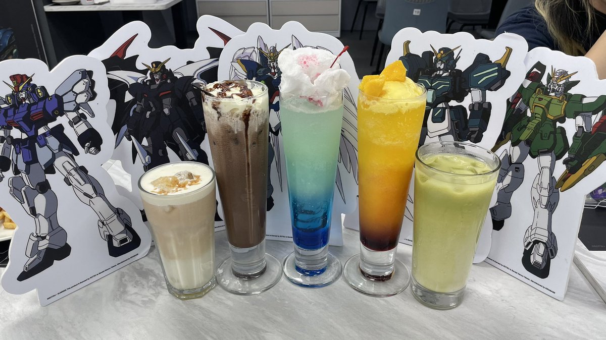 angela_1407's tweet photo. 5人のドリンク揃いました!
残念なこと…
カトルの砂漠カボチャバターリゾットは売れきて、今週土曜日終わる前にもう提供しません。
まだ食べてないのに(´;Д;`)
#ガンダムW #gundam_wing #鋼彈W #ガンダムカフェ #kirabase https://t.co/DljAOoaKtU