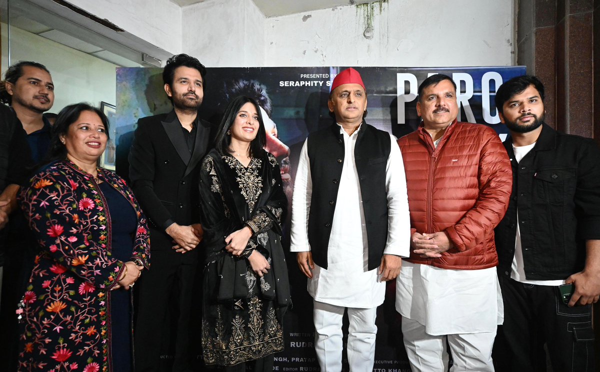 yadavakhilesh's tweet photo. "पारो पिनाकी की कहानी" नामक फ़िल्म प्रेम और व्यवस्था की क्रूरता की कहानी है। ये उस आदमी की कहानी है, जो गंदगी उठाता है, सपने देखता है, लेकिन उन्हें पूरा नहीं कर पाता। फ़िल्म आँसू नहीं, व्यवस्था से जवाब माँगती है। सार्थक मुद्दा उठाकर, अच्छी फ़िल्म बनाने पर पूरी टीम को शुभकामनाएँ!

@Eshitasingh_ 
@sanjaybishnoi07