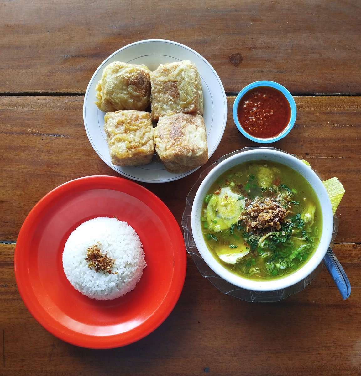 Brunch hari ini soto ayam Bu Dhe Tendean 41. Pencuci mulutnya Tahu Sultan isi telor puyuh dah ayam suir.
Cukuplah energinya sampe malam yak  Da <a href="/arieparikesit/">#KelanaRasa</a> <a href="/arfibambani/">Arfi</a> <a href="/shofwim/">Shofwim Shofwan</a> <a href="/mosidik/">Mo Sidik</a> <a href="/FaldoMaldini/">Faldo Maldini</a> <a href="/ubegebe1/">Padang Galir</a>  <a href="/TuankuNanSati/">Jenggot Belah Tengah</a>  #MakanApa