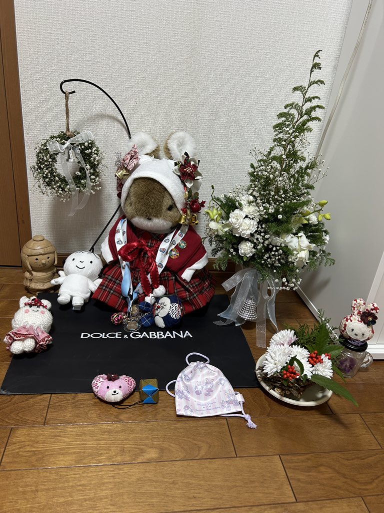 クリスマスのフラワーアレンジメントとうさぎさん。花うさぎ。花あそび
