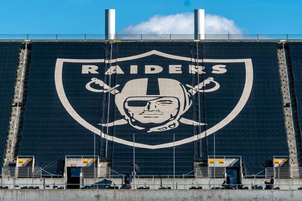 NFLMAVERICK's tweet photo. December 15, 2019   

The Raiders played their last home game at the Oakland Coliseum. https://t.co/U0TVjgTCJx
