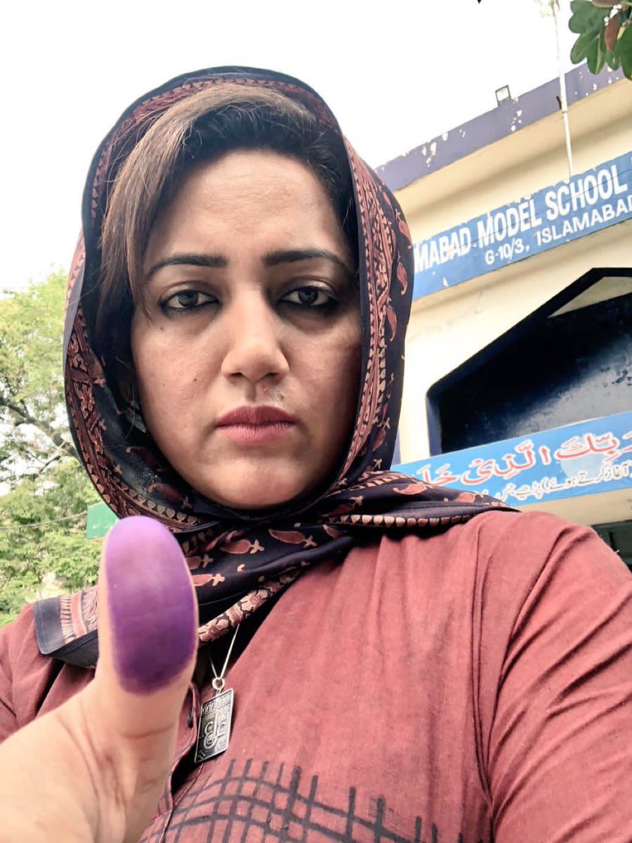 کئی سال بعد اتوار بازار جانے کا اتفاق ہوا
لیکن مجھے کہیں مہنگائی نظر نہیں آئی کیونکہ دھند بہت تھی۔ عمران خان کے دور میں مہنگائی بالکل صاف نظر آتی تھی۔