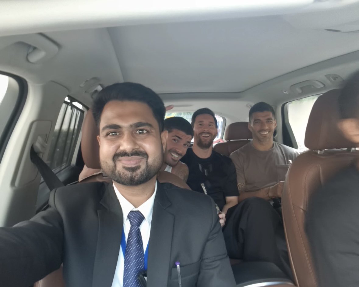 CricCrazyJohns's tweet image. BEST SELFIE OF "GOAT TOUR" WITH MESSI IN INDIA...!!! 🥹🔥