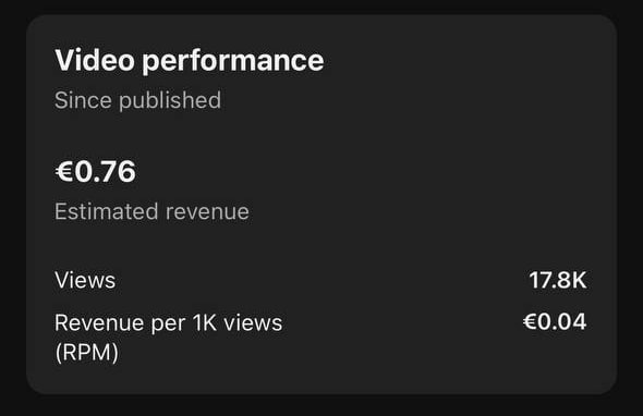 's tweet image. درآمد چنل‌های یوتیوب فارسی عملاً صفر شد. از هفته‌ی پیش یوتیوب در اپدیت جدیدش حتی برای کسانی که با فیلترشکن از داخل ایران هم وصل می‌شن تبلیغ نشون نمی‌ده و این یعنی دیگه اون راه قبلیِ درآوردن پول با مانیتایز هم جواب نمی‌ده. نتیجه‌اش اینه که چنل‌های فارسی‌ای که اسپانسر ندارن، عملاً