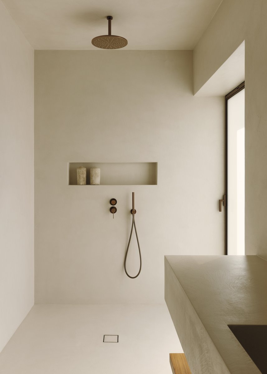 Interior_es's tweet image. Tela #Architettura transformó una vivienda rural inacabada en una residencia mediterránea contemporánea donde la interacción entre la #luz natural, los #materiales y el #paisaje crean #ambientes serenos y confortables.
-&amp;gt; Fotografías: Nicolò Panzeri
-&amp;gt; interioresminimalistas.com/2025/12/16/tra…