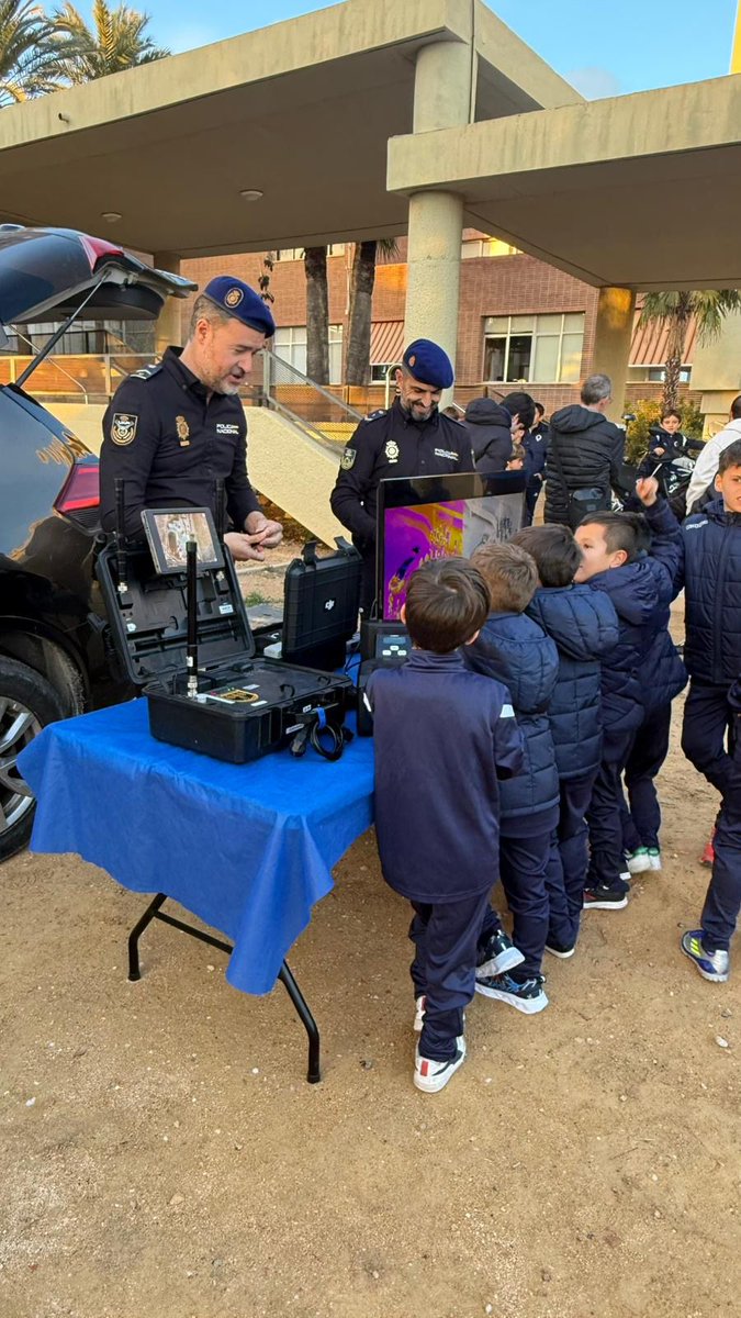 policia's tweet image. 👮⚽️👮‍♀️El #deporte y la #educación se dan la mano en la actividad en la que han participado los agentes de la @policia de #Alicante y los jugadores de fútbol base del @cfhercules 

➡️De la mano de nuestros 👮‍♀️👮han aprendido los peligros de las #RRSS y han conocido el trabajo de la…