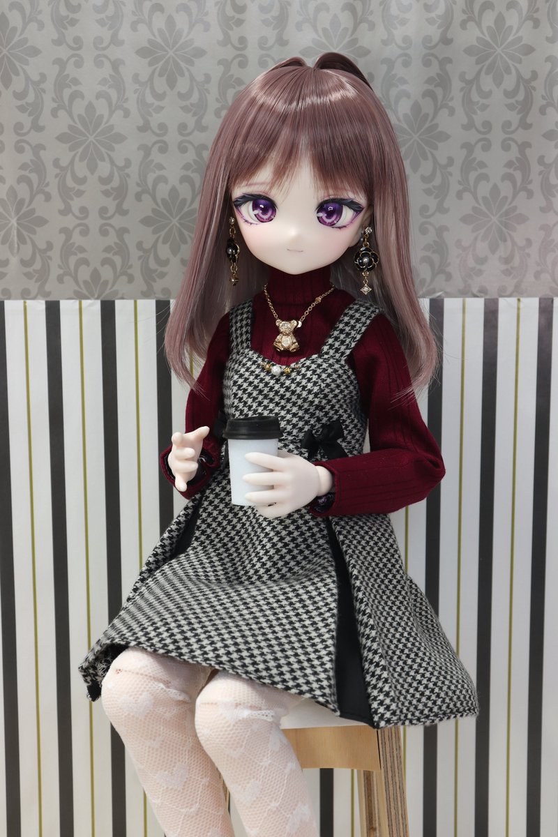 MIELさんの冬のおでかけワンピース大人っぽい感じですごく良い！！お姉さんな感じのすみれちゃん！やはりうちの子にぴったりだった。
持ち手はFashionTailさんの缶ハンドを使わせてもらってます、色んなシーンで使えそう。
#MIEL服
#FashionTail 
#こざくらっこ