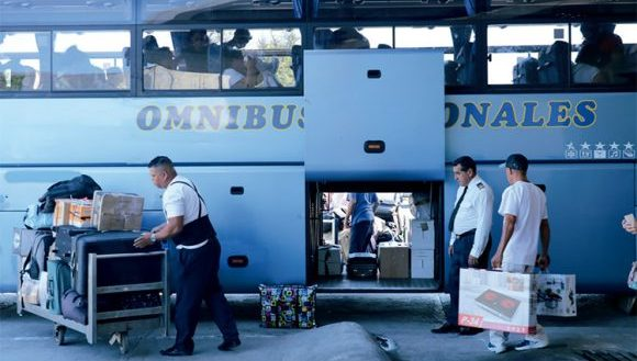 Periódico <a href="/Trabajadores/">trabajadores</a> analiza dificultades del transporte interprovincial en #Cuba. #ÓmnibusNacionalesCuba continúa trabajando para brindar mejor servicio pese a las dificultades ! <a href="/E_RdgzDavila/">Eduardo Rodríguez Dávila</a>  <a href="/OscarC_Gea/">Oscar Carbajal Serrano</a> <a href="/walter_hab/">Walter Luis Duverger</a> <a href="/adjunto_eon/">AdjuntoEon</a> <a href="/AtencionEON/">AtencionEON</a>  
cubadebate.cu/especiales/202…