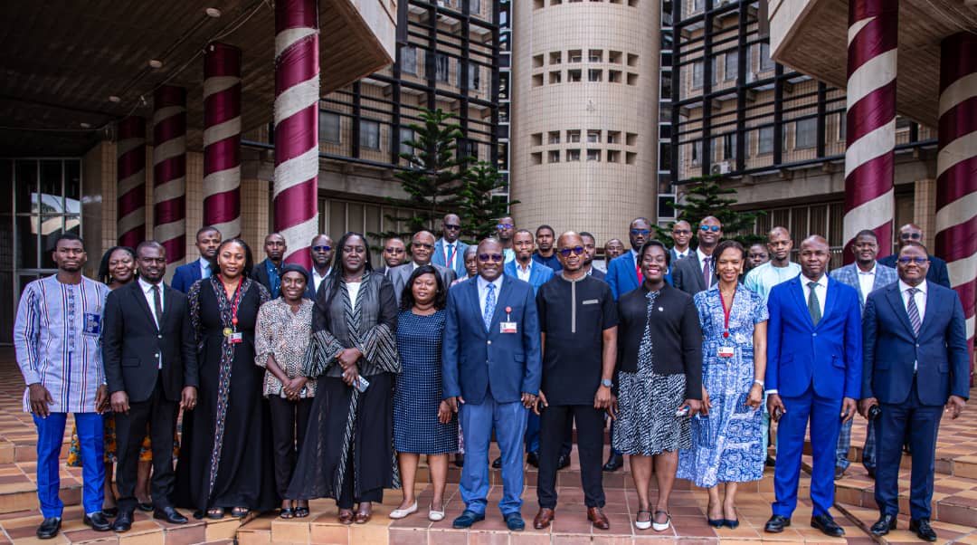 ECA_SROWA's tweet image. 15 déc Lomé 🇹🇬 :@BOAD_official &amp;amp; @ECA_SROWA unissent leurs forces pour analyser 1 rapport conjoint clé sur les inégalités d’accès aux infrastructures économiques ds l’espace @UEMOA_Officiel (transport, énergie, TIC).
Enjeux : compétitivité, cohés° &amp;amp; #IntégrationRégionale durable