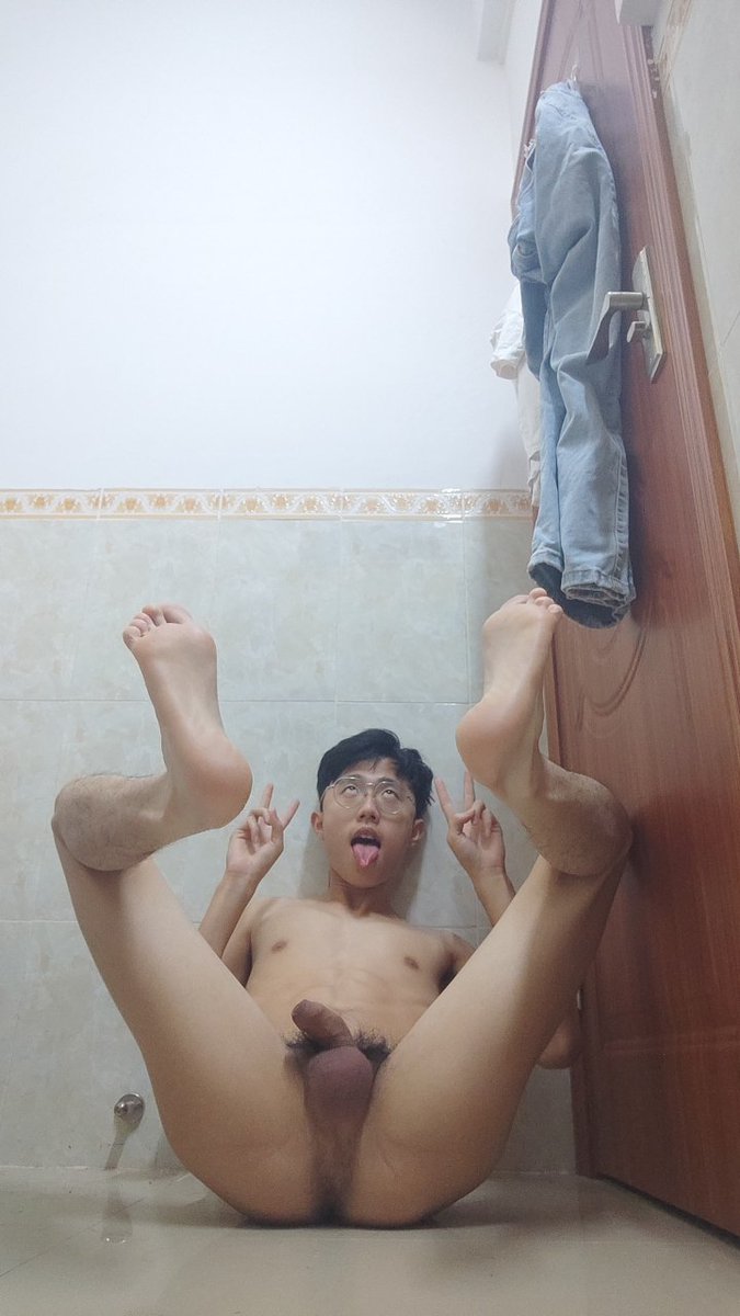 直男骚狗被玩到翻白眼。
有没有想尝试做m的弟弟，想整一个寒假任务群，有想进的吗