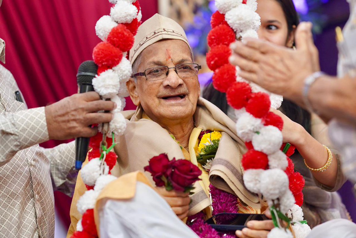 RaviDadaChavan's tweet photo. आमच्या पुराणिक काकांच्या सहस्त्रचंद्र दर्शन सोहळ्यात आज पंचवीस तीस वर्षे भूतकाळात गेलो. युवा कार्यकर्ता म्हणून भाजपाचं काम करायला लागलो तेव्हा पुराणिक काका आम्हा कार्यकर्त्यांचे आधार होते. काकांचा हात आणि स्वभाव कायम  देणाऱ्याचा होता म्हणून आमच्या युवा कार्यकर्त्यांना त्यांचे मानसिक आणि आर्थिक पाठबळ असायचे. सावरकर रोड वॉर्डातून जेव्हा आयुष्यातली पहिली निवडणूक लढलो तेव्हा वॉर्डात पुराणिक काका वॉर्ड अध्यक्ष म्हणजे सर्वार्थाने आमचे लीडर. काका म्हणतील ती पूर्व दिशा इतके त्यांचे वॉर्डातल्या घराघरात आजच्या भाषेत deep connects होते आणि वयाच्या ८१ व्या वर्षी आजही आहेत.  

काका नेहरू मैदानातल्या बाजी प्रभू नगर छत्रपती प्रौढ प्रभात शाखेचे स्वयंसेवक, ही शाखा म्हणजे डोंबिवलीच्या सर्वात जुन्या संघ शाखांपैकी प्रमुख असा दबदबा. याच शाखेतून अनेक पूर्णवेळ स्वयंसेवक देशाला मिळाले. त्याचमुळे छत्रपती प्रभात शाखेची देशात ओळख आहे आणि त्यातल्या स्वयंसेवकांना वेगळा मान आणि त्यांच्या शब्दाला वजनही जरा अधिकच. अशा वजनदार पार्श्वभूमीच्या पुराणिक काकांनी डोंबिवली भाजपाची आमची एक पिढी घडवली ��े विशेष. त्यांच्यासारखी निरलसपणे सेवा करणारी पिढी पक्षात होती त्यांच्या पुण्याईमुळे  भाजपचा आज वटवृक्ष झालेला आहे, याचे स्मरण एक कार्यकर्ता म्हणून आमच्या मनात असते. 

पुराणिक काकांना प्रेमळ तितकीच रोखठोक बोलणाऱ्या काकींची साथ मिळाली. कारण काका वैयक्तिक कुटुंबाचा भार उचलताना डोंबिवलीपासून रत्नागिरीपर्यंत अनेक कार्यकर्ते आणि मित्र परिवाराचे आधारस्तंभ होते हे ओपन सिक्रेट त्या माऊ��ीला माहिती होते. 

पहाटे प्रभात शाखा, दिवसा व्यावसायिक जबाबदाऱ्या, संध्याकाळी सावरकर रोड गार्डन परिवार किंवा त्यांच्याहून 30-35 वर्षे तरुण पत्रकार आणि व्यावसायिक मित्रांसोबत फडके रोडवर चहा असा त्यांचा दिनक्रम असाच चालू राहो हीच डोंबिवलीच्या ग्रामदैवत गणरायाला प्रार्थना !
#Dombivli #Dombivlikar #AaplaRavi