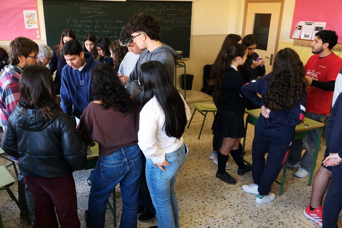 icmm_csic's tweet photo. 🧲¡La última visita de @TocaLaCiencia ha sido muy magnética!
🧑🔬El alumnado de ESO y Bachillerato del Colegio Corazón de María de Madrid (@cormarmadrid) disfrutó de lo lindo en el taller de magnetismo que llevamos a sus clases.
#ElCarritoDeLaCiencia #EducaCSIC https://t.co/PuRv5MvkBK