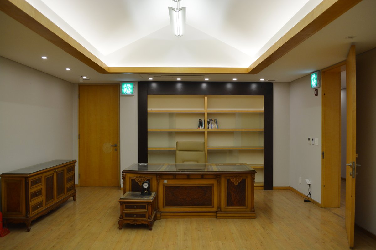 서울 동교동에 있는 이 가옥은 고(故) 김대중 전 대통령이 1963년부터 거주하며 삶을 이어간 공간이에요. 공적·사적·경호 기능이 공존했고, 부부의 이름이 함께 쓰여진 '문패와 대문'은 여성 지위 향상에 대한 대통령의 평소 철학이 담겨 있어요.

- '서울 동교동 김대중 가옥' 국가등록문화유산 등록