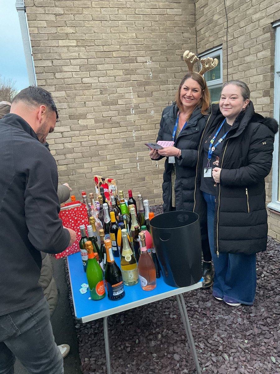 Our wonderful choir sang Christmas carols this morning. The bottle tombola was a success too. A lovely start to our school day 🎶🎄🎤
