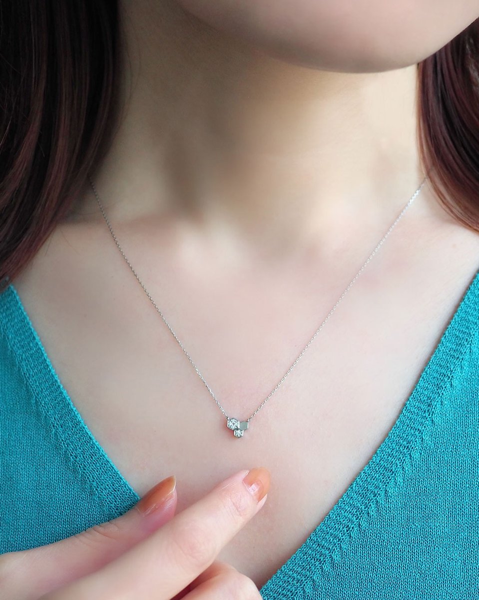 大きさが異なる六角形を組み合わせた幾何学的なデザインが、モダンな