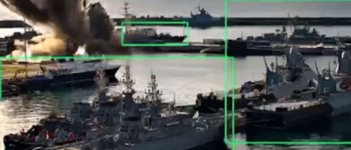 's tweet image. ⚓️🇺🇦🇷🇺 #GuerreEnUkraine Une attaque de drones sous-marins ukrainiens #SBU au cœur de la base navale russe de Novorossiysk meretmarine.com/fr/defense/une…