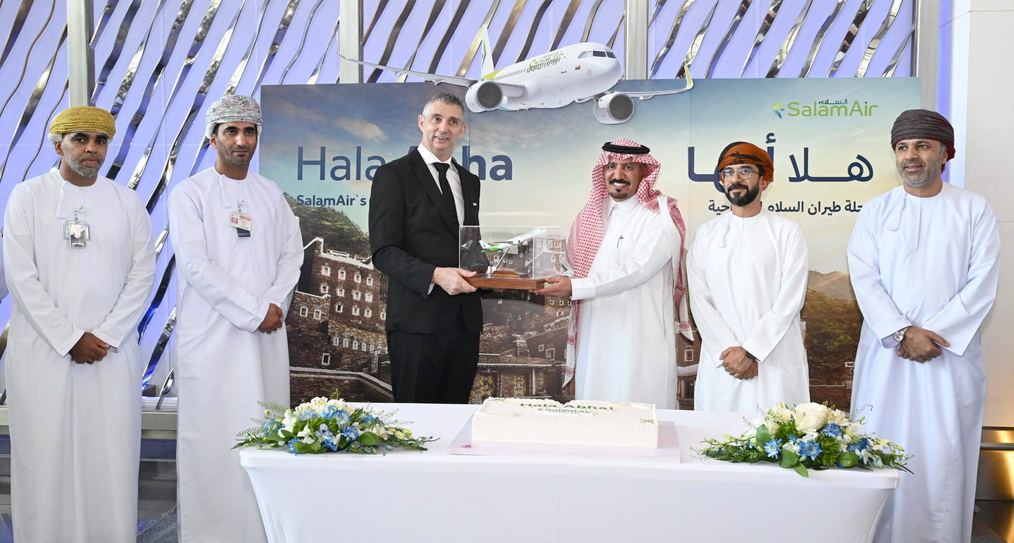 طيران السلام يطلق أولى رحلاته المباشرة إلى مدينة أبها بالمملكة العربية السعودية، في خطوة تُعزّز الربط الجوي بين البلدين الشقيقين وتدعم الحركة السياحية المتبادلة بين سلطنة عُمان ومنطقة عسير، في إطار التوسّع المستمر لشبكة وجهاته الإقليمية. #العُمانية 