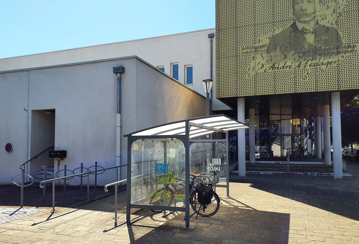 Montluçon Communauté (03) installe 40 abris vélos, soit près de 400 places de stationnement sur ses sites publics! Soutenu par le schéma directeur vélo et Alvéole Plus, ce projet encourage la mobilité durable. 
Lilian Cazeaud,revient sur cette dynamique 👇
alveoleplus.fr/articles/70