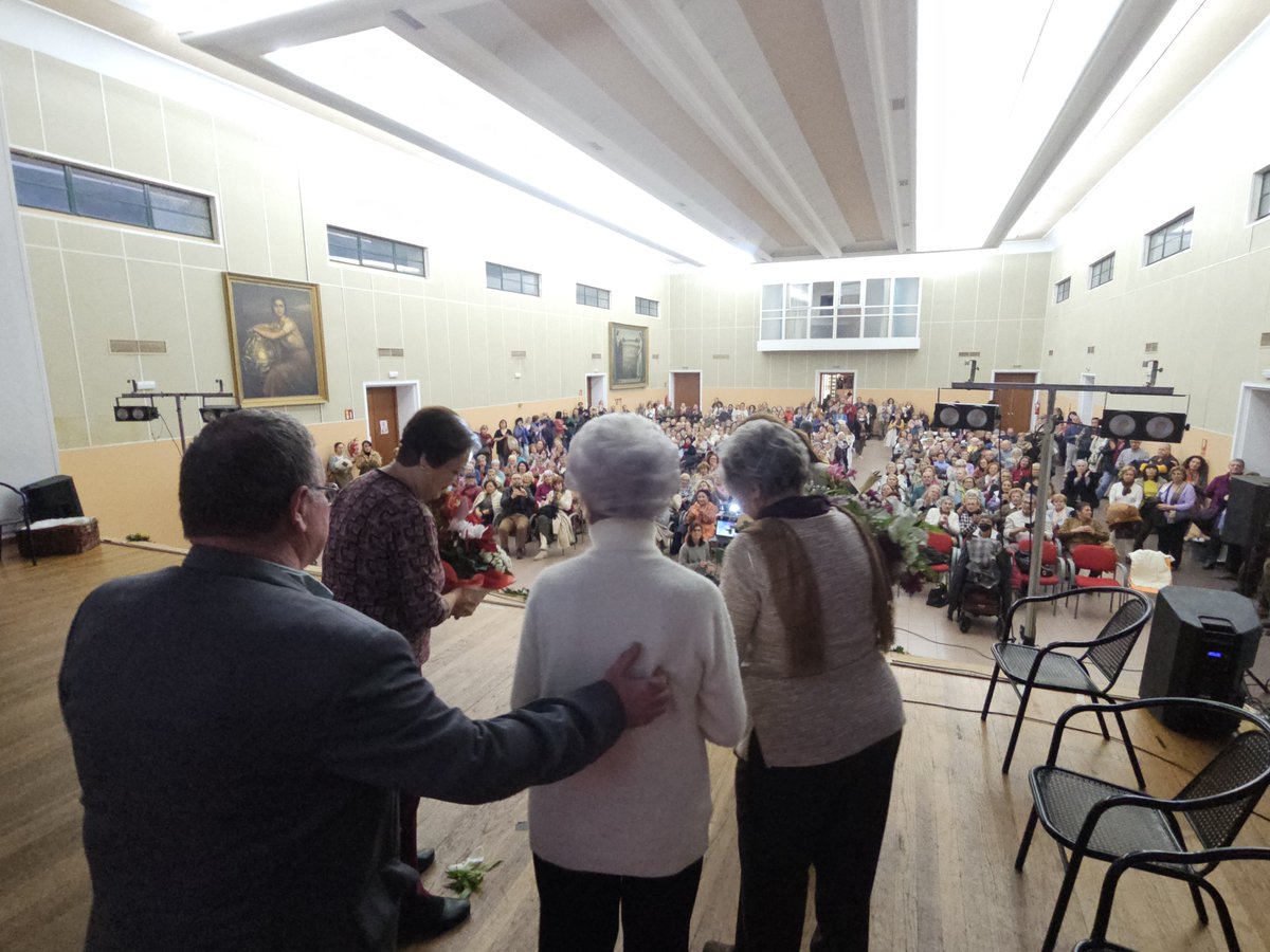 ¡Merecido homenaje a Carmen León Fernández! 💜 El 11 de diciembre, el Distrito Sureste reconoció en el CIC Osio la trayectoria de esta vecina y activista. Le fue otorgado el primer caimán de plata. ¡Enhorabuena, Carmen! 🏅

#DistritoSureste #Participación #CaimánDePlata