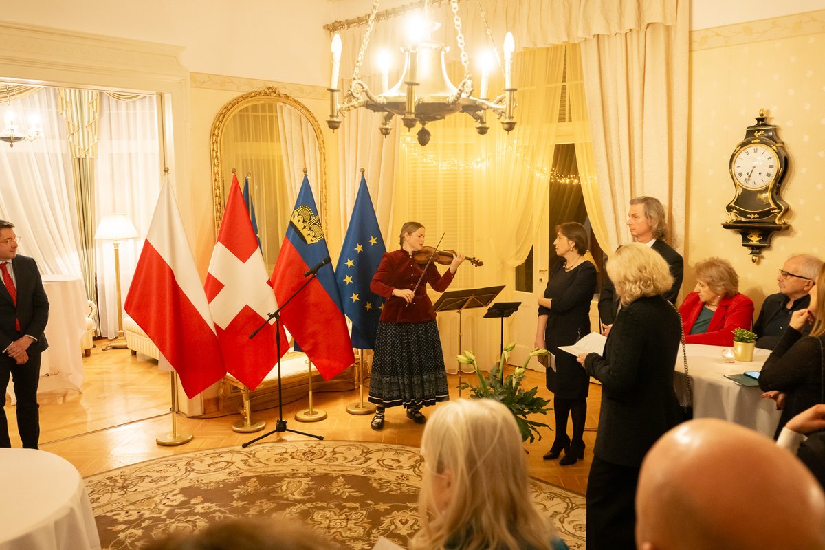 PLinSwitzerland's tweet photo. 🎄 Wigilia Polonijna 🎄
11.XII w Rezydencji Ambasadora RP w Bernie odbyło się spotkanie świąteczne Polonii. Życzenia złożył Konsul RP Maciej Kowalczyk, a kolędowanie przy skrzypcach poprowadziła Agata Łazarczyk.
Życzymy Wesołych Świąt i pomyślności w 2026 roku! 
#MSZ_RP https://t.co/7O2xkQXAcE