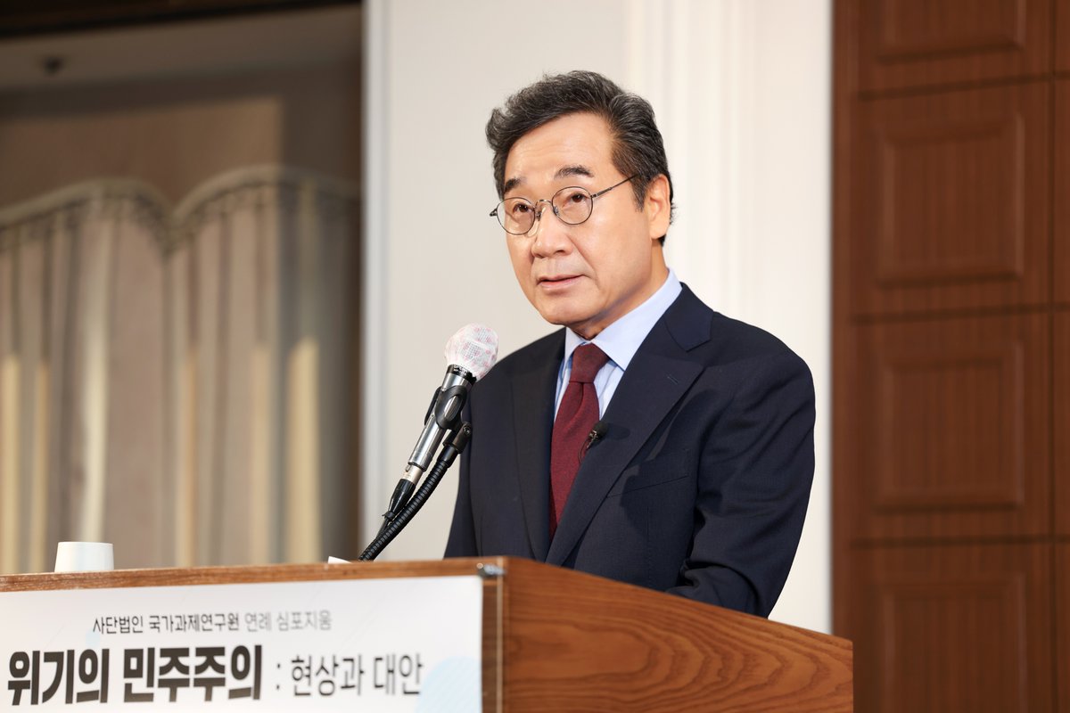 대한민국이 3대 위기에 처했습니다. 민주주의, 경제, 대외관계의 위기가 동시에 들이닥쳤습니다. 이러다 나라가 망하는 것 아니냐는 걱정도 듣게 됩니다. 위기를 극복하려면 권력이 절제하고 의회가 견제해야 합니다. 그러나 그런 당연한 기대를 현실은 끊임없이 배반합니다. 결국 국민이 경각심을