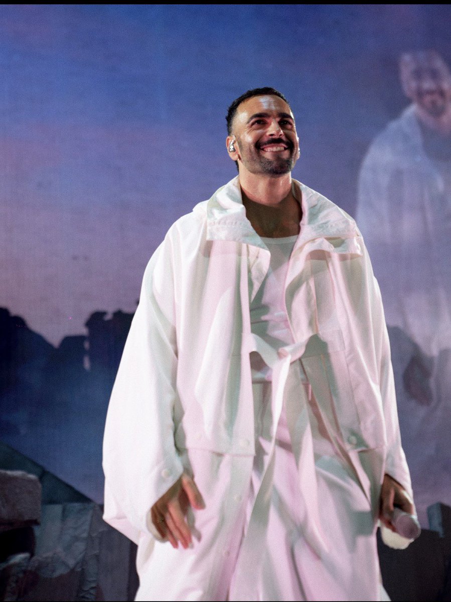 I numeri,parlando di musica, non sono tutto, ma va detto che in 16 anni Marco ha accumulato 85 dischi di platino e oltre 3 miliardi di streaming. Per non parlare del popolo dei concerti (750.000 biglietti solo per questo tour). Senza sovraesporsi, ma curando dolori e fragilità ❤️