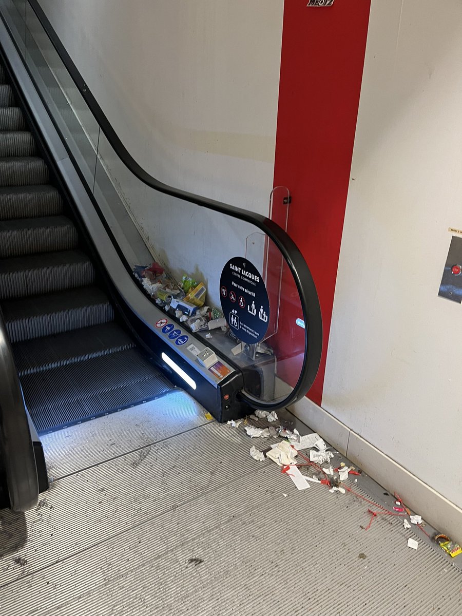 Gabriel_Poncin's tweet photo. Mardi 16/12/2025 
Centre saint Jacques @VilledeMetz . 
État de délabrement avancé. 
Une réaction @SteGdsMagasins ? https://t.co/ai3mOAAQhA