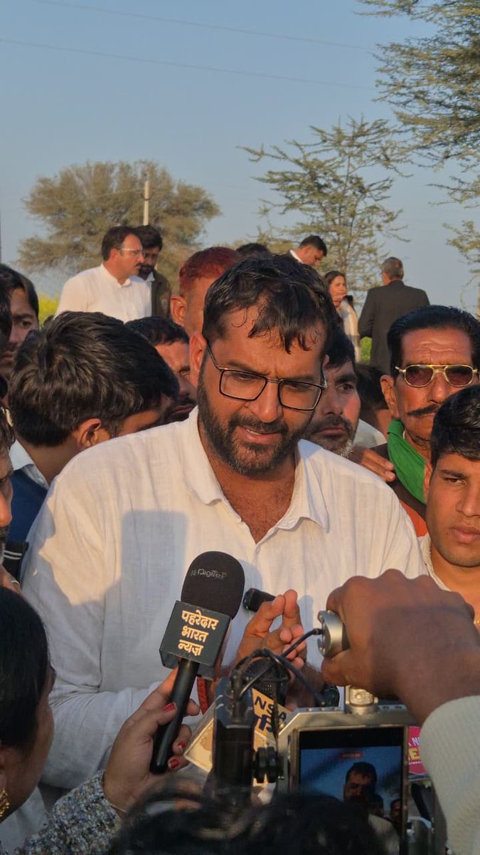 Ravi Azad live tweet media