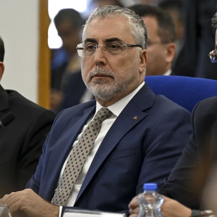 Çalışma ve Sosyal Güvenlik Bakanı Vedat Işıkhan, 2026'da geçerli olacak asgari ücretle ilgili açıklamalarda bulundu. 

"Biz sosyal diyalog gereği her türlü süreci işleteceğiz. Ben sendikalarla görüşüp, görüşlerini alacağım, benim görevim bu, mutlaka istişarede bulunacağız"