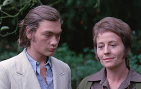 merlinpapin3's tweet photo. Vu le Film #LeClairdeTerre de #GuyGilles (1970) avec Patrick Jouanné Micheline Presle Annie Girardot Edwige Feuillère Roger Hanin Jacques Zanetti Marthe Villalonga Jacque François Elina Labourdette Lucienne Boyer Carole Lange
Pierre, un jeune homme qui vit à Paris avec son père, part en Tunisie, son pays natal, à la recherche de sa petite enfance, de souvenirs lointains, dont celui de sa mère depuis longtemps décédée. Là-bas, il fait la connaissance d'une ancienne institutrice, Mme Larivière, qui a bien connu sa mère.
Un film qui remue des souvenirs en moi.
Le Clair de Terre n’est pas un film au sens narratif du terme. C’est un état, une dérive, un poème filmé où Guy Gilles marche derrière Patrick Jouanné comme on suit quelqu’un qu’on aime sans oser l’appeler. Pierre Brumeu n’est pas un héros, il est un passage. Et Paris devient le corps même de ce passage.
Pierre (Patrick Jouanné) traverse la ville comme on traverse une nuit trop longue. Le Paris qu’il habite n’est ni monumental ni glorieux : c’est un Paris de rues secondaires, de bars enfumés, de regards fatigués, de désirs sans identité fixe. Du Marais encore interlope à Pigalle, des trottoirs nocturnes aux boîtes du Paris gay, garçons et filles, prostitués, clients, amis, solitudes se croisent sans jamais se fixer. Guy Gilles filme ce monde sans exotisme, sans sociologie, sans morale. Il filme avec amour, ce qui est infiniment plus rare.
Pierre passe, s’attarde parfois, disparaît souvent. Il cherche moins le plaisir que l’oubli momentané de lui-même. Les relations sexuelles, parfois tarifées, ne sont jamais montrées frontalement. Gilles suggère par une ellipse, un raccord manquant, une porte qui se ferme trop tôt. Ce cinéma-là respecte les corps : il sait que montrer serait déjà trahir.
Du Jardin du Palais-Royal aux nuits artificielles, Pierre est partout et nulle part. Il appartient à ces lieux mais ne s’y ancre jamais. Il est libre — et cette liberté est douloureuse. Guy Gilles ne l’explique pas, il la regarde.
Mais Le Clair de Terre n’est pas seulement un film de dérive urbaine. C’est un film d’origine manquante. La mère absente, l’enfance tunisienne, la Méditerranée évoquée plus que montrée forment un noyau vide. Le bruit de la mer traverse le film comme une mémoire sonore, une rumeur lointaine. La Méditerranée n’est pas un refuge : c’est un souvenir inaccessible. Le silence qui l’accompagne est d’une beauté vertigineuse.
Face à Pierre, les personnages apparaissent comme des figures de mémoire, jamais comme des rôles fonctionnels. Roger Hanin, en père (M. Brumeu), est massif, opaque, silencieux. Il n’explique rien, il pèse. Il incarne une origine lourde, jamais réconciliée. C’est peut-être contre ce poids que Pierre marche sans cesse.
Autour de lui, les femmes sont des visages du temps.
Micheline Presle, en antiquaire, est une merveille de justesse : elle incarne le passé accumulé, l’objet survivant, la mémoire qui se vend et se transmet. Elle regarde Pierre comme on regarde quelqu’un qui ne restera pas.
Edwige Feuillère (Simone Larivière) apporte une élégance fatiguée, une autorité douce, presque crépusculaire. Elle sait, mais ne retient pas.
Annie Girardot (Maria), bouleversante comme toujours, est une présence humaine, fraternelle, blessée — jamais une “star”, toujours une femme réelle.
Marthe Villalonga (Gaby Garcia), Jacques Portet (Maurice Garcia), Élina Labourdette (la femme guide), Jeannette Batti, Denise Noël : tous sont des fragments de monde, des éclats de vie sociale, affective, sexuelle, filmés sans hiérarchie.
Jacques François, en Elstir l’éditeur, est capital. Il représente la parole, la culture, la mise en forme intellectuelle du monde. Face à lui, Pierre reste dans le corps, dans le silence. Elstir parle, structure, nomme. Pierre écoute, puis s’en va. Il ne peut pas rester là où l’on explique.
Et puis il y a Lucienne Boyer.
Sa présence est le cœur secret du film. Quand elle chante Paris dans les rues de Paris, ce n’est ni un numéro, ni une nostalgie facile. C’est une archive vivante, une ville devenue chanson, déjà passée, déjà perdue. À cet instant, Le Clair de Terre cesse d’être seulement le film de Pierre : il devient celui de tous les exilés intérieurs.
Mais tout cela ne prend son sens que par le regard de Guy Gilles sur Patrick Jouanné.
Gilles filme Pierre comme son ombre amoureuse. Toujours légèrement en retrait. Toujours conscient qu’il ne pourra jamais le rejoindre complètement. Il ne filme pas un acteur, il filme quelqu’un qu’il aime — et qu’il sait déjà en train de s’éloigner.
Pierre est sublimé, oui, mais jamais idéalisé. Il est beau, mais absent, fragile, parfois vide. Gilles accepte cette distance. Le Clair de Terre n’est pas un film sur le couple, mais sur l’impossibilité du couple quand l’un aime plus que l’autre — et transforme cet amour en images.
Le montage est fait de respirations, de creux, de silences. Chaque coupe semble dire : « je ne sais pas comment te parler ». C’est un cinéma de pudeur absolue, un cinéma qui préfère l’ellipse à l’aveu, le retrait à l’emphase.
Film presque sans argent, Le Clair de Terre est d’une richesse émotionnelle inouïe. Il transforme Paris, les corps, les voix célèbres et anonymes en matière fragile, prête à disparaître. S’il n’a pas marché à sa sortie, c’est parce qu’il ne donne rien de confortable. Il n’explique pas, il n’enrobe pas, il n’illustre pas. Il aime, simplement, et accepte que cela ne suffise pas.
Aujourd’hui, il apparaît pour ce qu’il est réellement :
un journal amoureux filmé à hauteur d’homme,
un poème sur l’exil, le désir et la perte,
et l’un des plus beaux gestes d’amour du cinéma français.
Quand on aime, on ne compte pas.
ce « à suivre… » a une dimension presque existentielle sur le générique , il y aura pas de suite hélas , C’est aussi un aveu d’impuissance du cinéma.
Le film a tenté de retenir Pierre, de l’accompagner, de le comprendre.
Mais il sait qu’il échoue — alors il laisse la porte ouverte.
Guy Gilles refuse la clôture.
Refuse de dire « fin ».
Refuse de posséder une dernière image de Pierre ou de Patrick ...
@FredOL69007
un ❤️si vous aimez