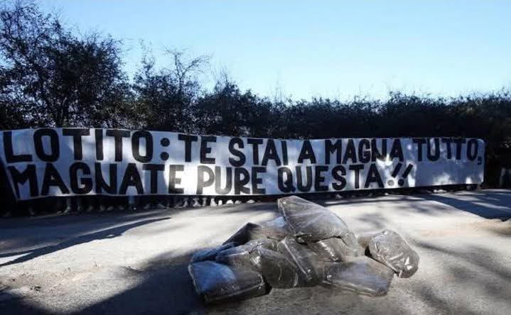 Ascoltarlo parlare è sconfortante, ma non arretriamo di un centimetro.Da 20 anni siamo sotto un diluvio incessante, ci ha insegnato a resistere a tutto. Sorridiamo anche adesso, perché sappiamo che un giorno tutto questo finirà. Nessuno può impedire al sole di risorgere🦅☀️