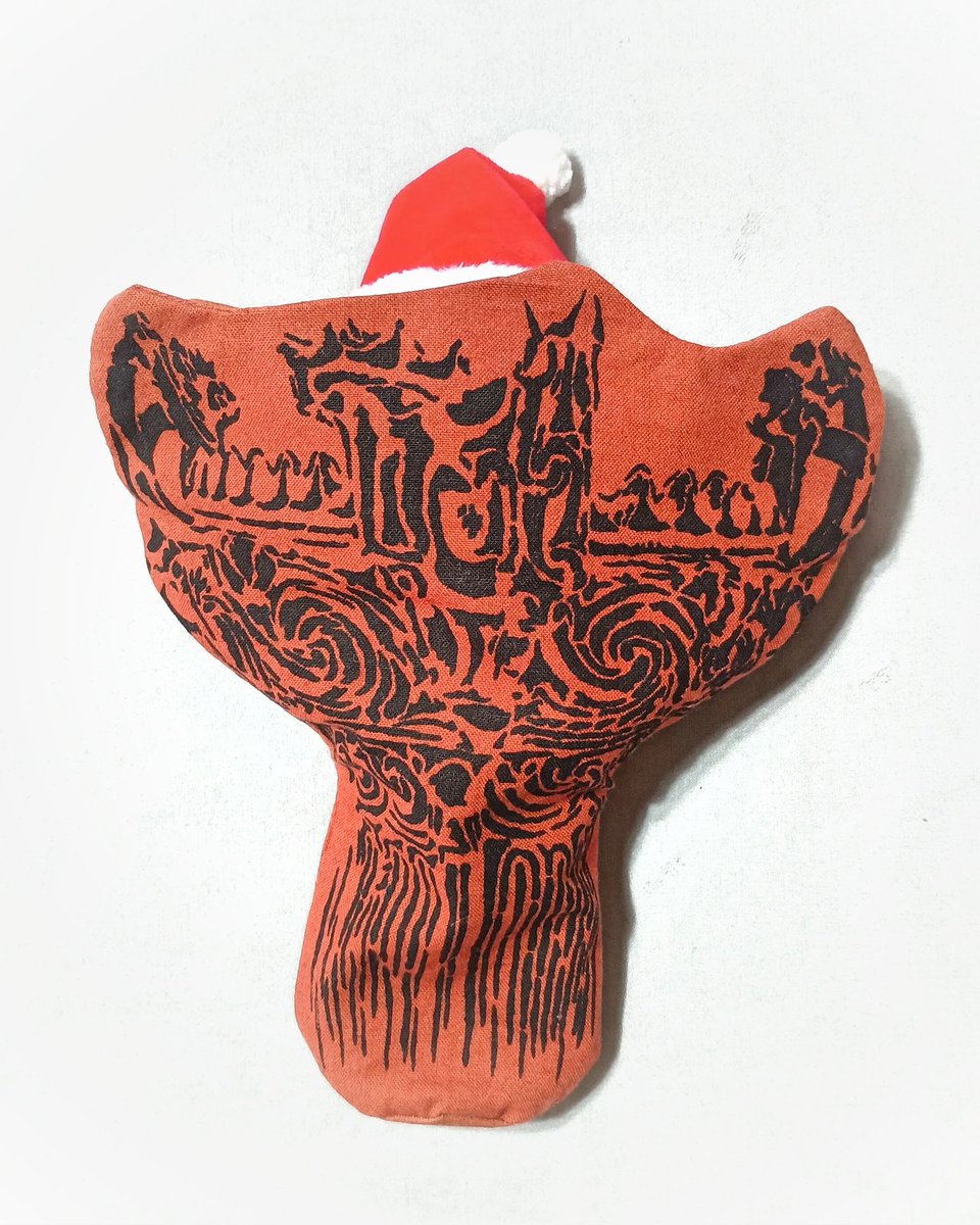 ExYxE's tweet photo. えぼしさんの火焔型土器ポーチ届いた！面白かわいい…！！
タローマンぬい入るかなー？ってチャレンジしてみたけど頭が出ちゃうね🌞
細くなる部分でおしりつっかえるw https://t.co/Nw7DBvmDyy