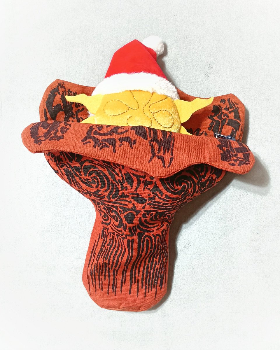 ExYxE's tweet photo. えぼしさんの火焔型土器ポーチ届いた！面白かわいい…！！
タローマンぬい入るかなー？ってチャレンジしてみたけど頭が出ちゃうね🌞
細くなる部分でおしりつっかえるw https://t.co/Nw7DBvmDyy