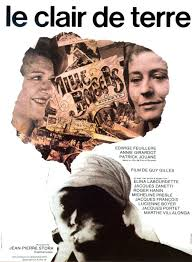 merlinpapin3's tweet photo. Vu le Film #LeClairdeTerre de #GuyGilles (1970) avec Patrick Jouanné Micheline Presle Annie Girardot Edwige Feuillère Roger Hanin Jacques Zanetti Marthe Villalonga Jacque François Elina Labourdette Lucienne Boyer Carole Lange
Pierre, un jeune homme qui vit à Paris avec son père, part en Tunisie, son pays natal, à la recherche de sa petite enfance, de souvenirs lointains, dont celui de sa mère depuis longtemps décédée. Là-bas, il fait la connaissance d'une ancienne institutrice, Mme Larivière, qui a bien connu sa mère.
Un film qui remue des souvenirs en moi.
Le Clair de Terre n’est pas un film au sens narratif du terme. C’est un état, une dérive, un poème filmé où Guy Gilles marche derrière Patrick Jouanné comme on suit quelqu’un qu’on aime sans oser l’appeler. Pierre Brumeu n’est pas un héros, il est un passage. Et Paris devient le corps même de ce passage.
Pierre (Patrick Jouanné) traverse la ville comme on traverse une nuit trop longue. Le Paris qu’il habite n’est ni monumental ni glorieux : c’est un Paris de rues secondaires, de bars enfumés, de regards fatigués, de désirs sans identité fixe. Du Marais encore interlope à Pigalle, des trottoirs nocturnes aux boîtes du Paris gay, garçons et filles, prostitués, clients, amis, solitudes se croisent sans jamais se fixer. Guy Gilles filme ce monde sans exotisme, sans sociologie, sans morale. Il filme avec amour, ce qui est infiniment plus rare.
Pierre passe, s’attarde parfois, disparaît souvent. Il cherche moins le plaisir que l’oubli momentané de lui-même. Les relations sexuelles, parfois tarifées, ne sont jamais montrées frontalement. Gilles suggère par une ellipse, un raccord manquant, une porte qui se ferme trop tôt. Ce cinéma-là respecte les corps : il sait que montrer serait déjà trahir.
Du Jardin du Palais-Royal aux nuits artificielles, Pierre est partout et nulle part. Il appartient à ces lieux mais ne s’y ancre jamais. Il est libre — et cette liberté est douloureuse. Guy Gilles ne l’explique pas, il la regarde.
Mais Le Clair de Terre n’est pas seulement un film de dérive urbaine. C’est un film d’origine manquante. La mère absente, l’enfance tunisienne, la Méditerranée évoquée plus que montrée forment un noyau vide. Le bruit de la mer traverse le film comme une mémoire sonore, une rumeur lointaine. La Méditerranée n’est pas un refuge : c’est un souvenir inaccessible. Le silence qui l’accompagne est d’une beauté vertigineuse.
Face à Pierre, les personnages apparaissent comme des figures de mémoire, jamais comme des rôles fonctionnels. Roger Hanin, en père (M. Brumeu), est massif, opaque, silencieux. Il n’explique rien, il pèse. Il incarne une origine lourde, jamais réconciliée. C’est peut-être contre ce poids que Pierre marche sans cesse.
Autour de lui, les femmes sont des visages du temps.
Micheline Presle, en antiquaire, est une merveille de justesse : elle incarne le passé accumulé, l’objet survivant, la mémoire qui se vend et se transmet. Elle regarde Pierre comme on regarde quelqu’un qui ne restera pas.
Edwige Feuillère (Simone Larivière) apporte une élégance fatiguée, une autorité douce, presque crépusculaire. Elle sait, mais ne retient pas.
Annie Girardot (Maria), bouleversante comme toujours, est une présence humaine, fraternelle, blessée — jamais une “star”, toujours une femme réelle.
Marthe Villalonga (Gaby Garcia), Jacques Portet (Maurice Garcia), Élina Labourdette (la femme guide), Jeannette Batti, Denise Noël : tous sont des fragments de monde, des éclats de vie sociale, affective, sexuelle, filmés sans hiérarchie.
Jacques François, en Elstir l’éditeur, est capital. Il représente la parole, la culture, la mise en forme intellectuelle du monde. Face à lui, Pierre reste dans le corps, dans le silence. Elstir parle, structure, nomme. Pierre écoute, puis s’en va. Il ne peut pas rester là où l’on explique.
Et puis il y a Lucienne Boyer.
Sa présence est le cœur secret du film. Quand elle chante Paris dans les rues de Paris, ce n’est ni un numéro, ni une nostalgie facile. C’est une archive vivante, une ville devenue chanson, déjà passée, déjà perdue. À cet instant, Le Clair de Terre cesse d’être seulement le film de Pierre : il devient celui de tous les exilés intérieurs.
Mais tout cela ne prend son sens que par le regard de Guy Gilles sur Patrick Jouanné.
Gilles filme Pierre comme son ombre amoureuse. Toujours légèrement en retrait. Toujours conscient qu’il ne pourra jamais le rejoindre complètement. Il ne filme pas un acteur, il filme quelqu’un qu’il aime — et qu’il sait déjà en train de s’éloigner.
Pierre est sublimé, oui, mais jamais idéalisé. Il est beau, mais absent, fragile, parfois vide. Gilles accepte cette distance. Le Clair de Terre n’est pas un film sur le couple, mais sur l’impossibilité du couple quand l’un aime plus que l’autre — et transforme cet amour en images.
Le montage est fait de respirations, de creux, de silences. Chaque coupe semble dire : « je ne sais pas comment te parler ». C’est un cinéma de pudeur absolue, un cinéma qui préfère l’ellipse à l’aveu, le retrait à l’emphase.
Film presque sans argent, Le Clair de Terre est d’une richesse émotionnelle inouïe. Il transforme Paris, les corps, les voix célèbres et anonymes en matière fragile, prête à disparaître. S’il n’a pas marché à sa sortie, c’est parce qu’il ne donne rien de confortable. Il n’explique pas, il n’enrobe pas, il n’illustre pas. Il aime, simplement, et accepte que cela ne suffise pas.
Aujourd’hui, il apparaît pour ce qu’il est réellement :
un journal amoureux filmé à hauteur d’homme,
un poème sur l’exil, le désir et la perte,
et l’un des plus beaux gestes d’amour du cinéma français.
Quand on aime, on ne compte pas.
ce « à suivre… » a une dimension presque existentielle sur le générique , il y aura pas de suite hélas , C’est aussi un aveu d’impuissance du cinéma.
Le film a tenté de retenir Pierre, de l’accompagner, de le comprendre.
Mais il sait qu’il échoue — alors il laisse la porte ouverte.
Guy Gilles refuse la clôture.
Refuse de dire « fin ».
Refuse de posséder une dernière image de Pierre ou de Patrick ...
@FredOL69007
un ❤️si vous aimez