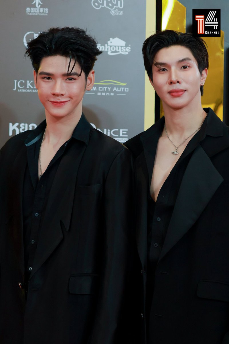 ไปกันต่อกับสองหนุ่มหล่อ “หล่งลี - อาร์ม” ร่วมเดิน Red Carpet ในงาน “Thailand Headlines Person of the Year Awards 2025” ✨

#longarm #longlee #armchaiyapat
#PersonOfTheYearAwards2025 #ThailandHeadlines