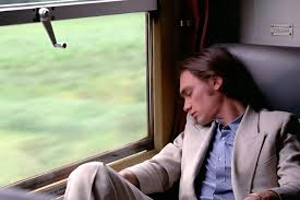 merlinpapin3's tweet photo. Vu le Film #LeClairdeTerre de #GuyGilles (1970) avec Patrick Jouanné Micheline Presle Annie Girardot Edwige Feuillère Roger Hanin Jacques Zanetti Marthe Villalonga Jacque François Elina Labourdette Lucienne Boyer Carole Lange
Pierre, un jeune homme qui vit à Paris avec son père, part en Tunisie, son pays natal, à la recherche de sa petite enfance, de souvenirs lointains, dont celui de sa mère depuis longtemps décédée. Là-bas, il fait la connaissance d'une ancienne institutrice, Mme Larivière, qui a bien connu sa mère.
Un film qui remue des souvenirs en moi.
Le Clair de Terre n’est pas un film au sens narratif du terme. C’est un état, une dérive, un poème filmé où Guy Gilles marche derrière Patrick Jouanné comme on suit quelqu’un qu’on aime sans oser l’appeler. Pierre Brumeu n’est pas un héros, il est un passage. Et Paris devient le corps même de ce passage.
Pierre (Patrick Jouanné) traverse la ville comme on traverse une nuit trop longue. Le Paris qu’il habite n’est ni monumental ni glorieux : c’est un Paris de rues secondaires, de bars enfumés, de regards fatigués, de désirs sans identité fixe. Du Marais encore interlope à Pigalle, des trottoirs nocturnes aux boîtes du Paris gay, garçons et filles, prostitués, clients, amis, solitudes se croisent sans jamais se fixer. Guy Gilles filme ce monde sans exotisme, sans sociologie, sans morale. Il filme avec amour, ce qui est infiniment plus rare.
Pierre passe, s’attarde parfois, disparaît souvent. Il cherche moins le plaisir que l’oubli momentané de lui-même. Les relations sexuelles, parfois tarifées, ne sont jamais montrées frontalement. Gilles suggère par une ellipse, un raccord manquant, une porte qui se ferme trop tôt. Ce cinéma-là respecte les corps : il sait que montrer serait déjà trahir.
Du Jardin du Palais-Royal aux nuits artificielles, Pierre est partout et nulle part. Il appartient à ces lieux mais ne s’y ancre jamais. Il est libre — et cette liberté est douloureuse. Guy Gilles ne l’explique pas, il la regarde.
Mais Le Clair de Terre n’est pas seulement un film de dérive urbaine. C’est un film d’origine manquante. La mère absente, l’enfance tunisienne, la Méditerranée évoquée plus que montrée forment un noyau vide. Le bruit de la mer traverse le film comme une mémoire sonore, une rumeur lointaine. La Méditerranée n’est pas un refuge : c’est un souvenir inaccessible. Le silence qui l’accompagne est d’une beauté vertigineuse.
Face à Pierre, les personnages apparaissent comme des figures de mémoire, jamais comme des rôles fonctionnels. Roger Hanin, en père (M. Brumeu), est massif, opaque, silencieux. Il n’explique rien, il pèse. Il incarne une origine lourde, jamais réconciliée. C’est peut-être contre ce poids que Pierre marche sans cesse.
Autour de lui, les femmes sont des visages du temps.
Micheline Presle, en antiquaire, est une merveille de justesse : elle incarne le passé accumulé, l’objet survivant, la mémoire qui se vend et se transmet. Elle regarde Pierre comme on regarde quelqu’un qui ne restera pas.
Edwige Feuillère (Simone Larivière) apporte une élégance fatiguée, une autorité douce, presque crépusculaire. Elle sait, mais ne retient pas.
Annie Girardot (Maria), bouleversante comme toujours, est une présence humaine, fraternelle, blessée — jamais une “star”, toujours une femme réelle.
Marthe Villalonga (Gaby Garcia), Jacques Portet (Maurice Garcia), Élina Labourdette (la femme guide), Jeannette Batti, Denise Noël : tous sont des fragments de monde, des éclats de vie sociale, affective, sexuelle, filmés sans hiérarchie.
Jacques François, en Elstir l’éditeur, est capital. Il représente la parole, la culture, la mise en forme intellectuelle du monde. Face à lui, Pierre reste dans le corps, dans le silence. Elstir parle, structure, nomme. Pierre écoute, puis s’en va. Il ne peut pas rester là où l’on explique.
Et puis il y a Lucienne Boyer.
Sa présence est le cœur secret du film. Quand elle chante Paris dans les rues de Paris, ce n’est ni un numéro, ni une nostalgie facile. C’est une archive vivante, une ville devenue chanson, déjà passée, déjà perdue. À cet instant, Le Clair de Terre cesse d’être seulement le film de Pierre : il devient celui de tous les exilés intérieurs.
Mais tout cela ne prend son sens que par le regard de Guy Gilles sur Patrick Jouanné.
Gilles filme Pierre comme son ombre amoureuse. Toujours légèrement en retrait. Toujours conscient qu’il ne pourra jamais le rejoindre complètement. Il ne filme pas un acteur, il filme quelqu’un qu’il aime — et qu’il sait déjà en train de s’éloigner.
Pierre est sublimé, oui, mais jamais idéalisé. Il est beau, mais absent, fragile, parfois vide. Gilles accepte cette distance. Le Clair de Terre n’est pas un film sur le couple, mais sur l’impossibilité du couple quand l’un aime plus que l’autre — et transforme cet amour en images.
Le montage est fait de respirations, de creux, de silences. Chaque coupe semble dire : « je ne sais pas comment te parler ». C’est un cinéma de pudeur absolue, un cinéma qui préfère l’ellipse à l’aveu, le retrait à l’emphase.
Film presque sans argent, Le Clair de Terre est d’une richesse émotionnelle inouïe. Il transforme Paris, les corps, les voix célèbres et anonymes en matière fragile, prête à disparaître. S’il n’a pas marché à sa sortie, c’est parce qu’il ne donne rien de confortable. Il n’explique pas, il n’enrobe pas, il n’illustre pas. Il aime, simplement, et accepte que cela ne suffise pas.
Aujourd’hui, il apparaît pour ce qu’il est réellement :
un journal amoureux filmé à hauteur d’homme,
un poème sur l’exil, le désir et la perte,
et l’un des plus beaux gestes d’amour du cinéma français.
Quand on aime, on ne compte pas.
ce « à suivre… » a une dimension presque existentielle sur le générique , il y aura pas de suite hélas , C’est aussi un aveu d’impuissance du cinéma.
Le film a tenté de retenir Pierre, de l’accompagner, de le comprendre.
Mais il sait qu’il échoue — alors il laisse la porte ouverte.
Guy Gilles refuse la clôture.
Refuse de dire « fin ».
Refuse de posséder une dernière image de Pierre ou de Patrick ...
@FredOL69007
un ❤️si vous aimez