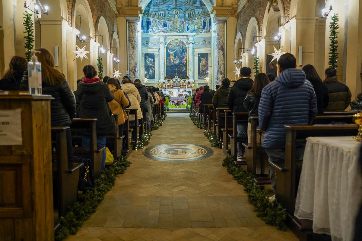 cbcpnews's tweet photo. Scalabrinian Fr. Ronan Ayag, chaplain of the Sentro Filippino Chaplaincy, celebrates #SimbangGabi at the Basilica of Santa Pudenziana, the center of the Filipino Catholic community in Rome, on Dec. 15, 2025. | 📷 Goi Villegas/CBCP News #simbanggabi2025 #Christmas https://t.co/EDk6waxamN