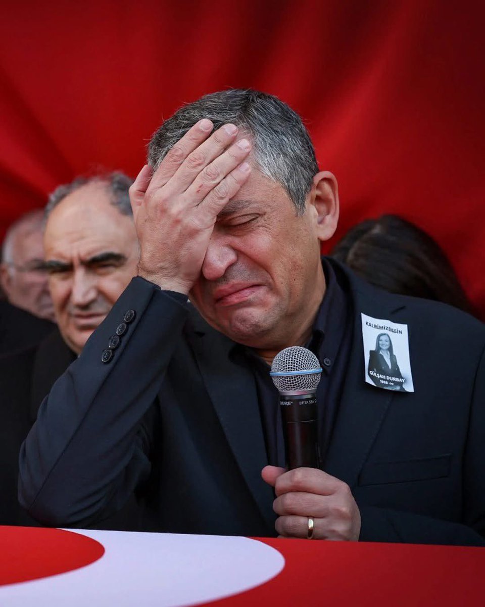 Özgür Özel'e ağlıyor diyerek eleştiri getirenin kanı kurumuştur.
Ağlamak insani bir duygudur.
İnsanlığı çürümüş olanlar bunu ne bilsinler.
İnsan olanlara selam olsun. 
<a href="/eczozgurozel/">Özgür Özel</a> İNSANDIR.