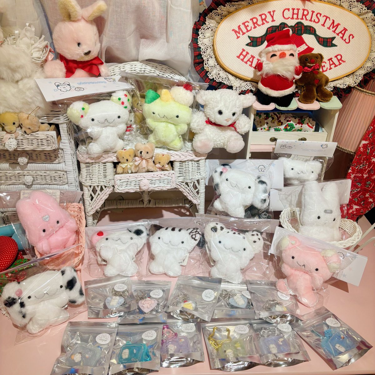 팬시 아뜰리에 크리스마스 마켓 🎄
Clayencee 부스 위탁 안내

Clayencee 작가님의 굿즈와 인형들이 크리스마스 마켓에서 판매됩니다 ♡ 

#FanXyMas 🎅