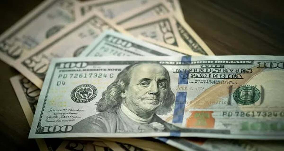 الدولار يتراجع إلى أدنى مستوى له في شهرين. تراجع الدولار إلى قرب أدنى مستوى له في شهرين في بداية جلسة التداول الآسيوية اليوم، وتترقب الأسواق صدور عددٍ من البيانات الاقتصادية، بما في ذلك تقرير الوظائف الأمريكية لشهر نوفمبر الذي تأخر صدوره.. وانخفض مؤشر الدولار، الذي يقيس قوة العملة الأمريكية مقابل سلة من ست عملات رئيسة، بنسبة 0.2 %، مسجلًا 98.261 ليقترب من أدنى مستوياته منذ 17 أكتوبر 