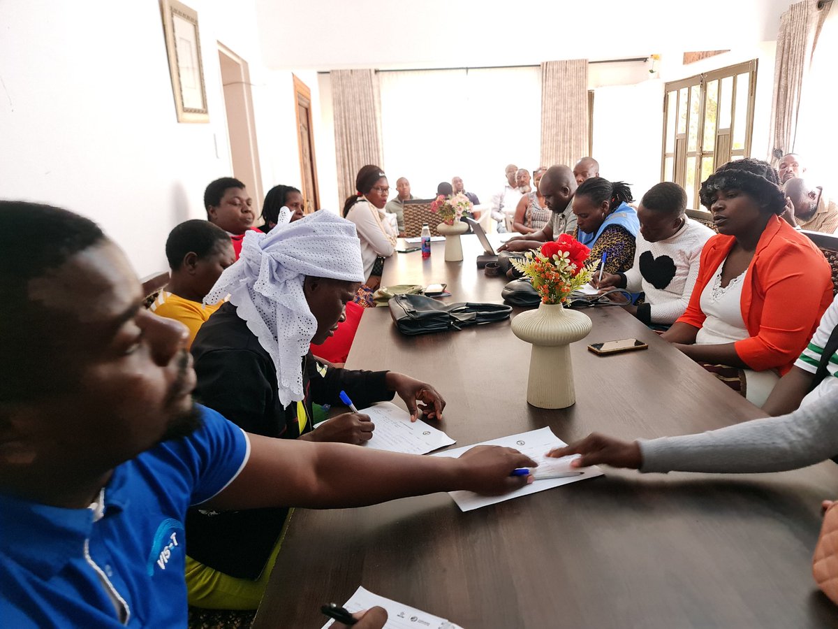 visetinfo's tweet photo. Beitbridge Municipality has made provisions to address the brain drain of health workers by incorporating community health workers into their system. This was revealed recently at a LACE engagement @UKinZimbabwe @AbelChikomo @OxfaminZim @SthrnAfrcaTrust
https://t.co/uRMTZrj5y9 https://t.co/N5qPpFYOaH