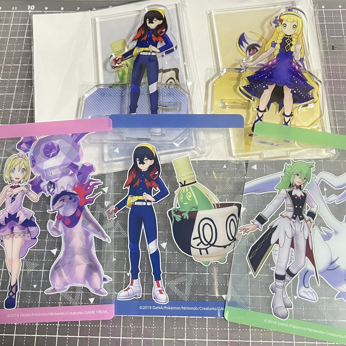 ポケマスまねきねこコラボのアクスタとクリアカード届いた。 カード