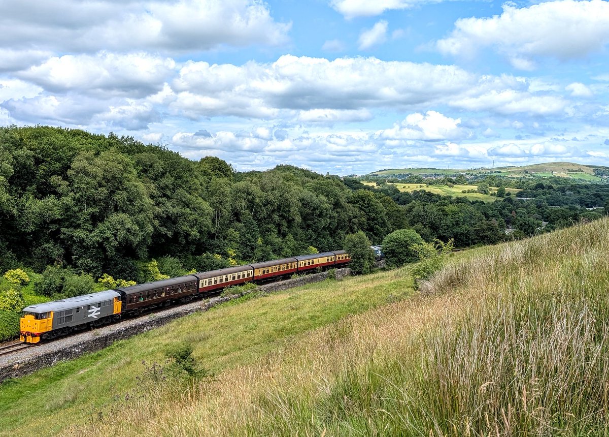 DownOnTheStour's tweet image. Year in Review 2025: July ✨

July kicked off with a Western at Wolves, 730/2s entering service, their displaced units showing up in Manchester, and the ELR diesel gala 🔥

#yearinreview #class52 #western #ELRdieselgala #class730 #desiro #class31 #ped