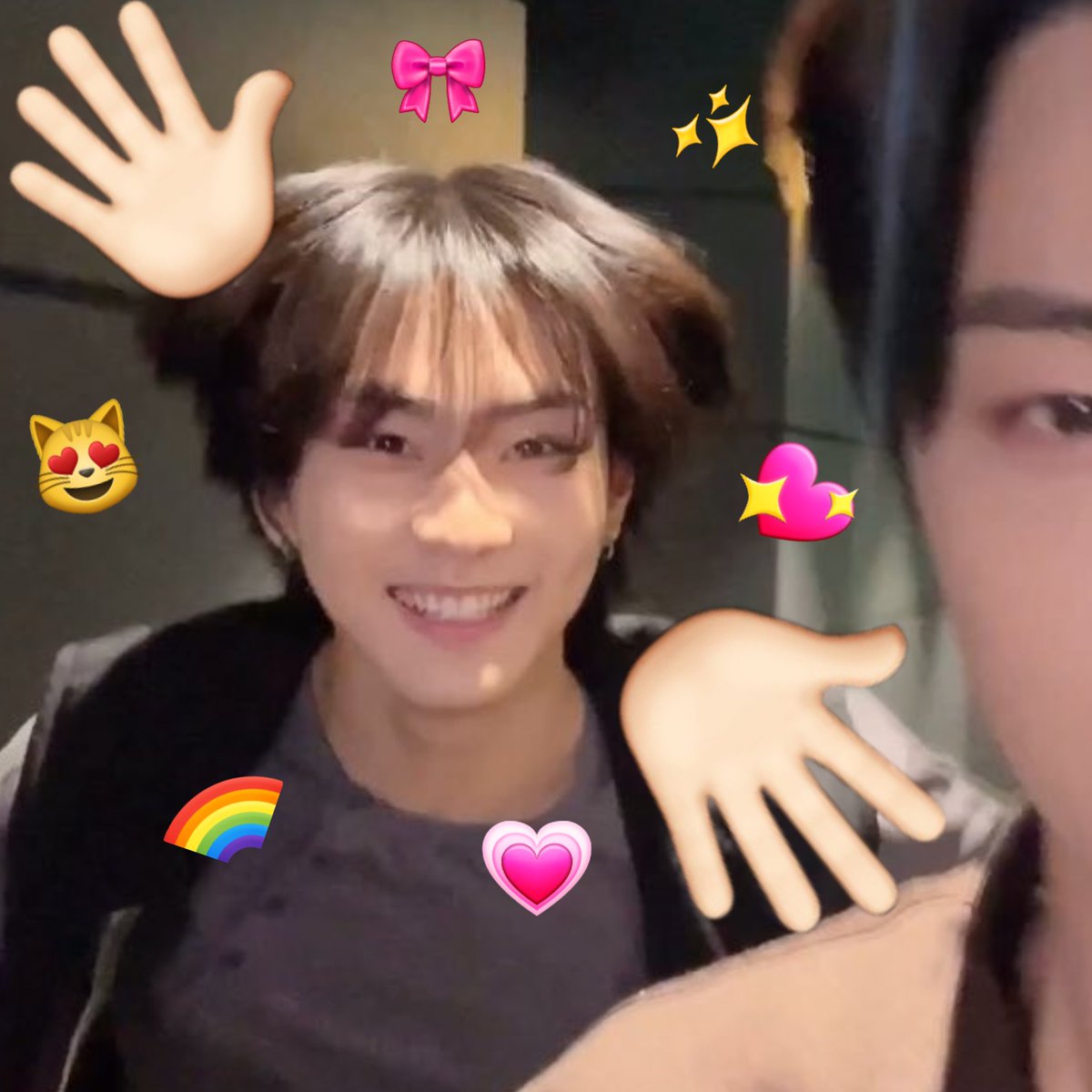 woncattos's tweet image. “where’s                           “there he
#jungwon?”                        is! ♡ ”