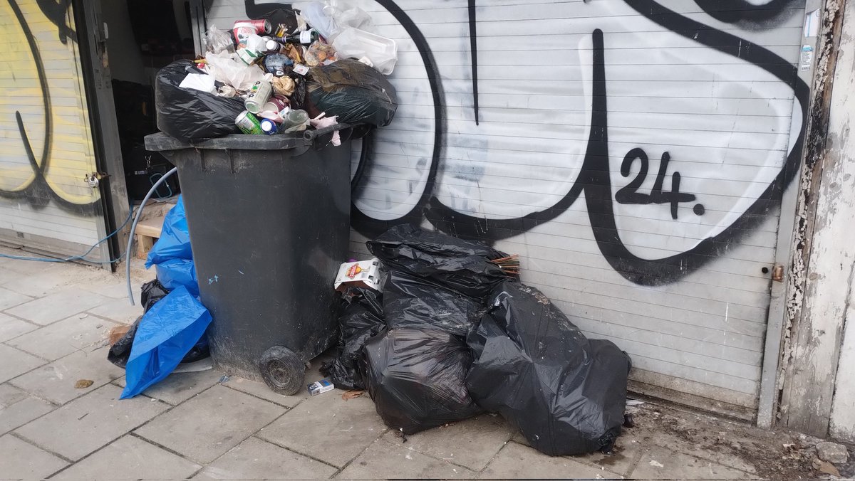 OurBellGreen's tweet image. Good morning Bell Green 🍏. This was the view on our walk to school today. You can vote for more of this #rubbish in May 2026. #litter #sydenham #bellingham #bellgreen #se26