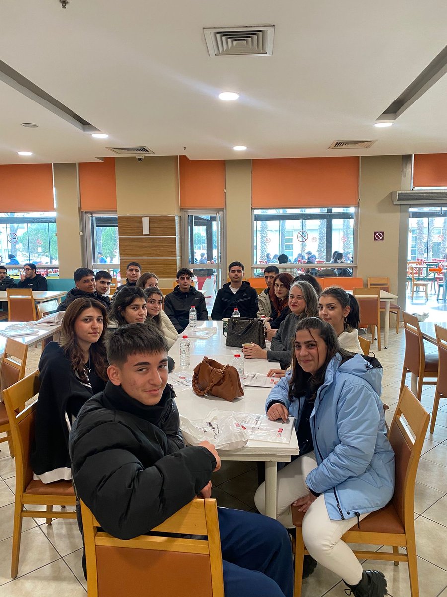 Nazımiyeden gelen lise öğrencileri ve öğretmenleri, Mimar Sinan Güzel Sanatlar Üniversitesinden sonra, Istanbul Kültür Üniversitesi’ni ziyaret ettiler. 

Tunceli Eğitim ve Sağlık Vakfı, Eğitim Komisyonu üyesi Doç. Dr. Sevcan Yağan’in rehberlik ettiği bu ziyaret de gayet verimli